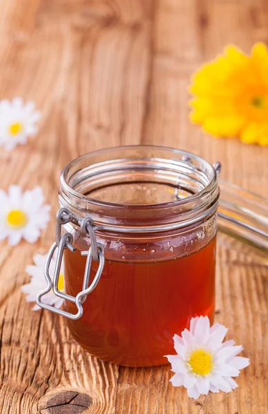 Honey in jar with honeycomb and wooden drizzler — Stock Photo, Image