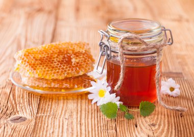 Petek ve ahşap drizzler kavanoza tatlım