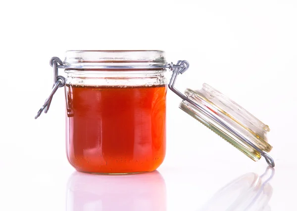 Miele in vaso, isolato su fondo bianco — Foto Stock