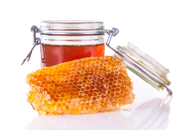 Mel com favo de mel, isolado sobre fundo branco — Fotografia de Stock