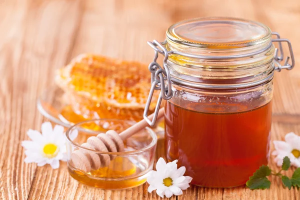 Miel en pot avec nid d'abeille et bruyère en bois — Photo