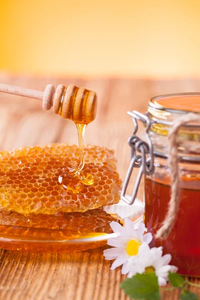 Miel con panal y rociador de madera —  Fotos de Stock