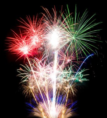 Siyah arkaplan üzerine havai fişek