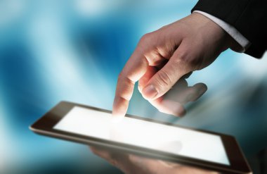 adam el ekrana dokunmak