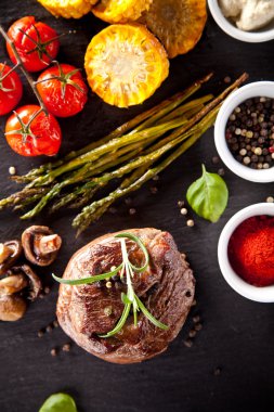 Kara taş üzerine taze dana biftek