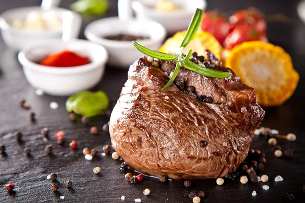 Čerstvé hovězí steak na černý kámen — Stock fotografie