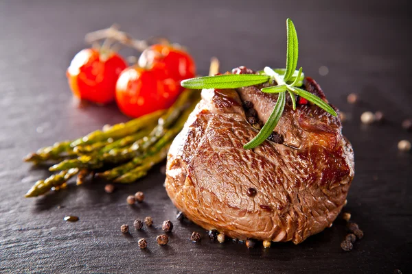 Steak de boeuf frais sur pierre noire — Photo