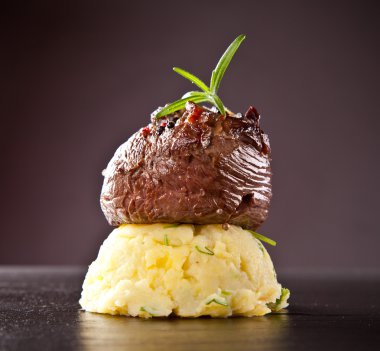 Kara taş üzerine taze dana biftek