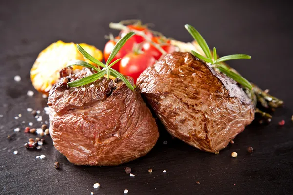 Bistecca di manzo fresca su pietra nera — Foto Stock