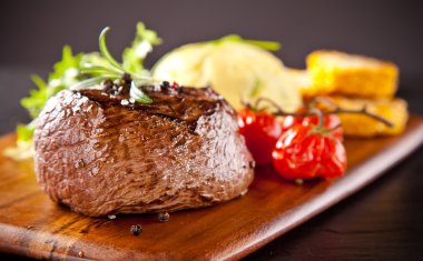 Kara taş üzerine taze dana biftek