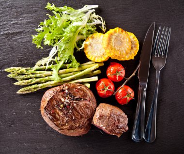 Kara taş üzerine taze dana biftek