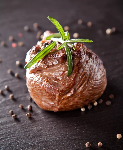 Kara taş üzerine taze dana biftek — Stok fotoğraf