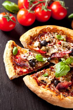 Kara taş üzerine taze İtalyan pizza servis