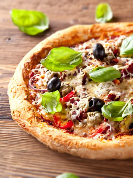Pizza fresca italiana su legno — Foto Stock