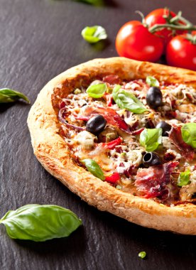 Kara taş üzerine taze İtalyan pizza servis