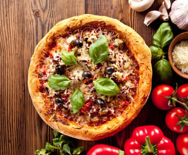 ahşap üzerine taze İtalyan pizza