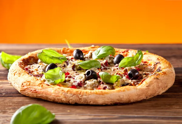 Fresh italian pizza on wood — Stock Photo, Image