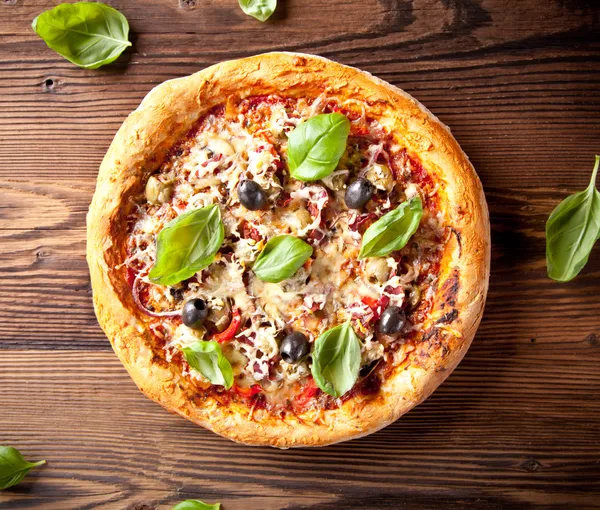 Färsk italiensk pizza på trä — Stockfoto