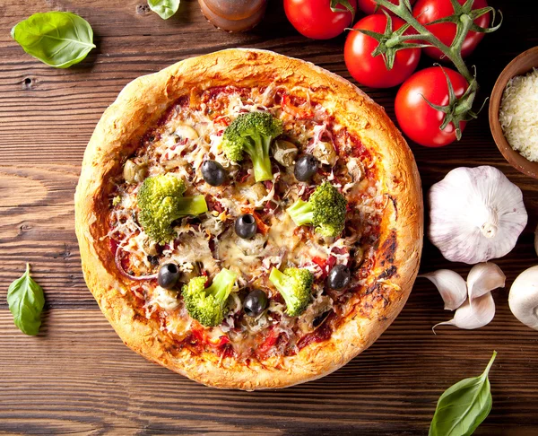 Свежая итальянская пицца на дереве — стоковое фото