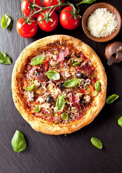 Свежая итальянская пицца на черном камне — стоковое фото