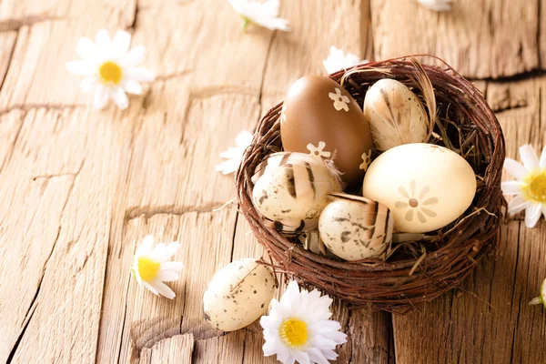 Huevos de Pascua en superficie de madera — Foto de Stock