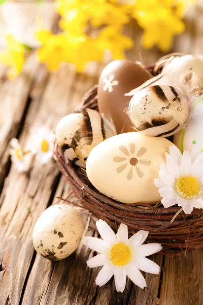 Huevos de Pascua en superficie de madera — Foto de Stock