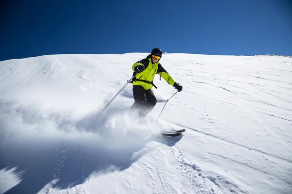 Alpine skiër op piste, afdaling skiën — Stockfoto