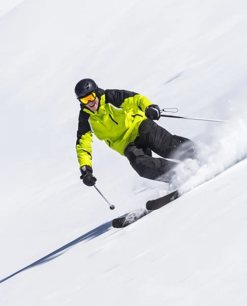 Esquiador alpino en pista, esquiando cuesta abajo —  Fotos de Stock