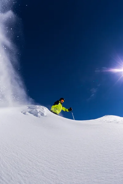 Sciatore alpino con moto di congelamento della neve fresca — Foto Stock