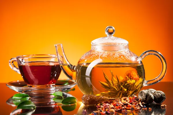 Цветущий чай на стекле — стоковое фото