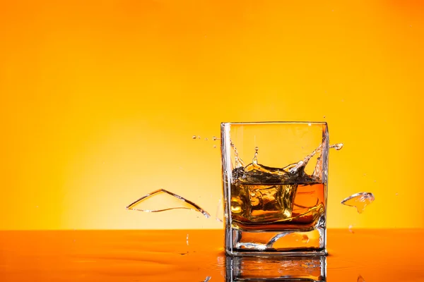 Bebida de whisky con vidrio roto —  Fotos de Stock