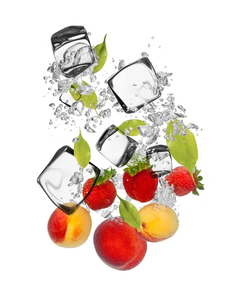 Fruta fresca que cae en agua salpicada — Foto de Stock