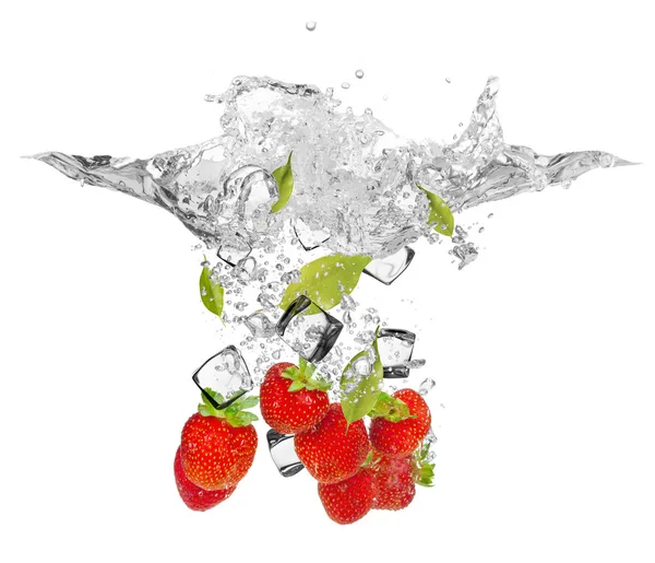 Frische Erdbeeren fallen in Wasserspritzer — Stockfoto