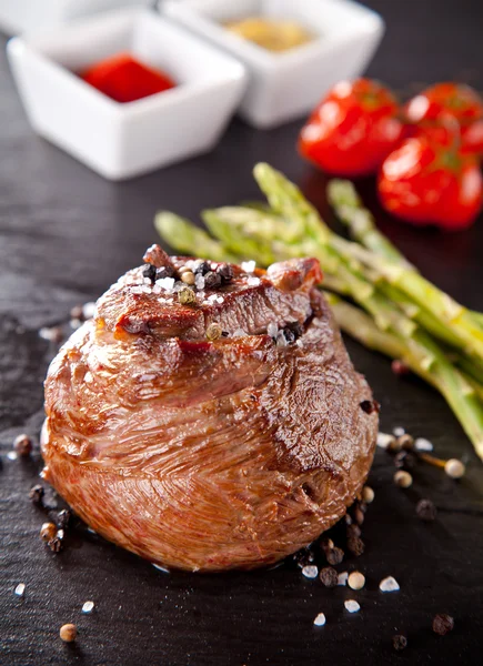 Frisches Rindersteak mit gegrilltem Gemüse — Stockfoto