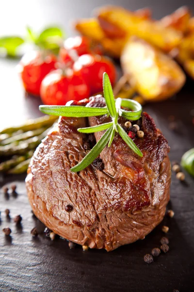 Frisches Rindersteak mit gegrilltem Gemüse — Stockfoto