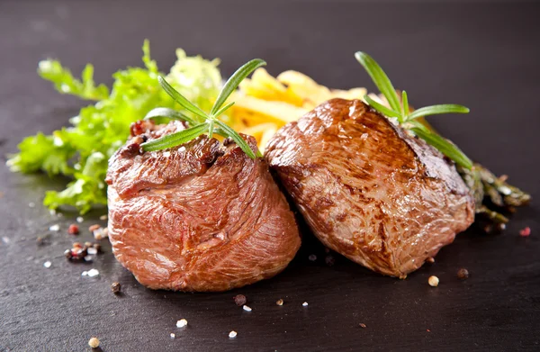 Filetes de ternera frescos con verduras a la parrilla — Foto de Stock