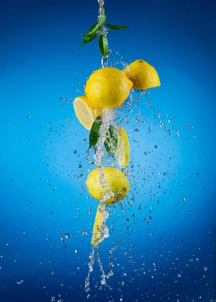 Stukken van citroenen in water splash — Stockfoto