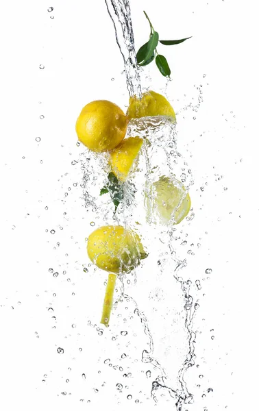 Morceaux de citrons dans l'eau éclaboussure — Photo