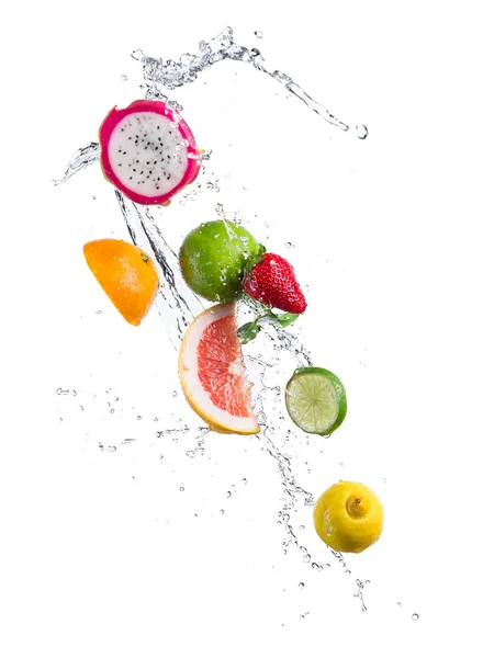Kawałki owoców egzotycznych w plusk wody — Zdjęcie stockowe
