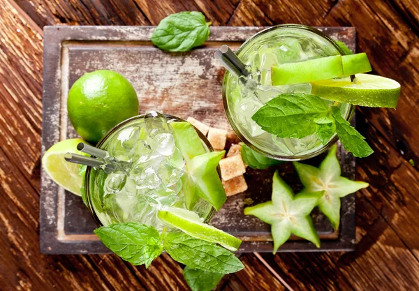 Bebidas mojito frescas sobre fondo de madera —  Fotos de Stock