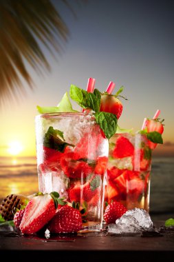 Sahilde taze mojito kokteyller