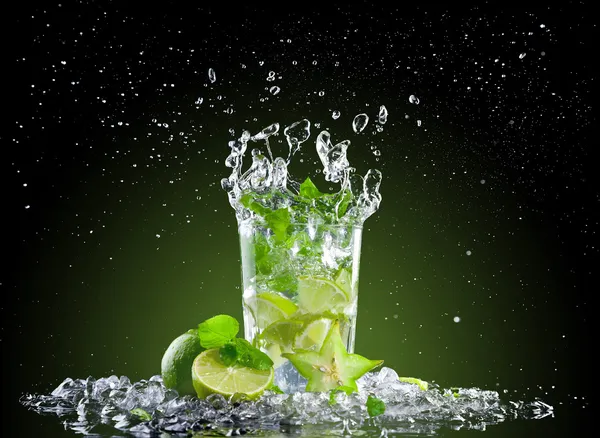 Bevanda al mojito di ghiaccio con spruzzi — Foto Stock