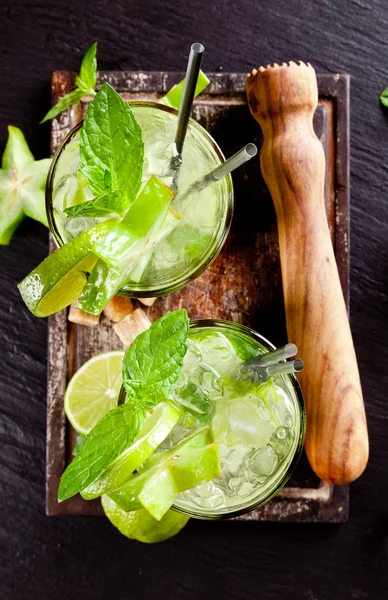 Bebidas mojito frescas na superfície de pedra — Fotografia de Stock