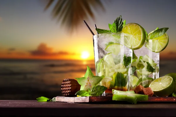 Frische Mojito-Cocktails am Strand — Stockfoto