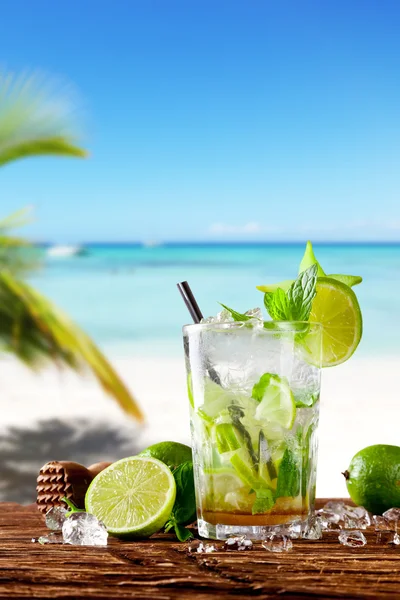 Cocktail di mojito fresco su legno — Foto Stock