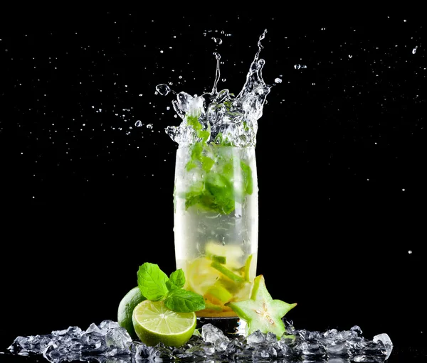 Bebida de mojito de hielo con salpicadura — Foto de Stock