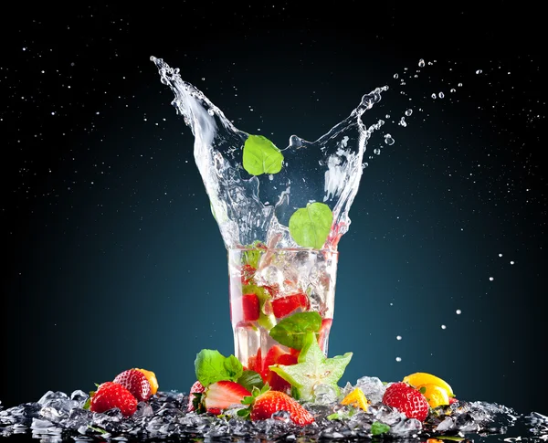 Tropiska is drink med splash — Stockfoto