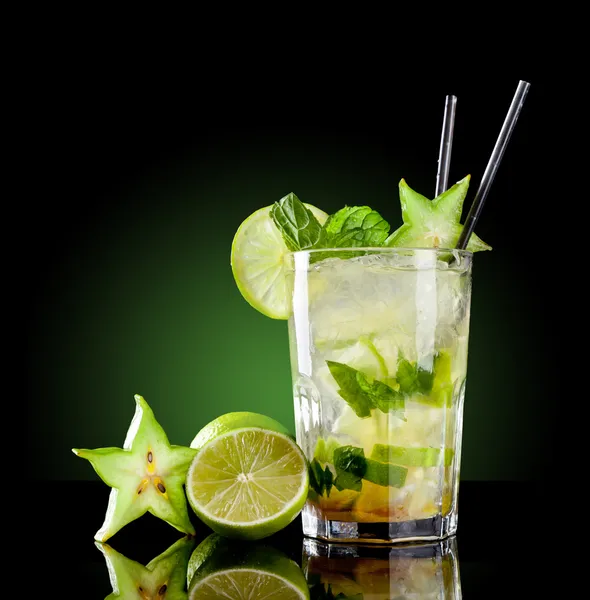 Mojito-Drink auf schwarzem Hintergrund — Stockfoto