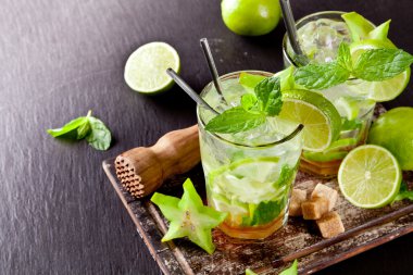 Kara taş üzerine taze mojito içecekler