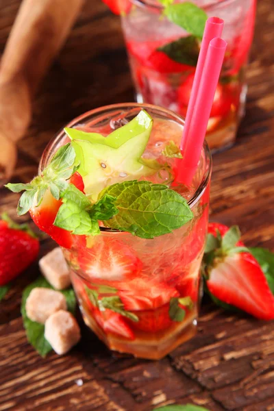 Frischer Erdbeermojito-Drink — Stockfoto